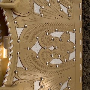 Medium size western style leather purse!